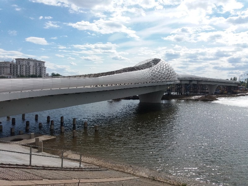 Пешеходный мост через Есиль.