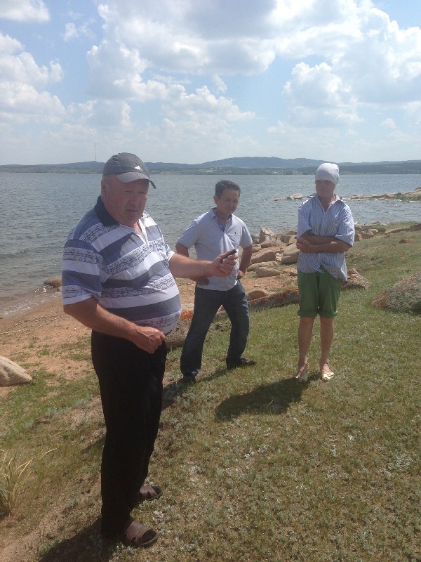 Свидетель СОКОЛОВ (слева): “Никаких трупов на пляже я не видел!”