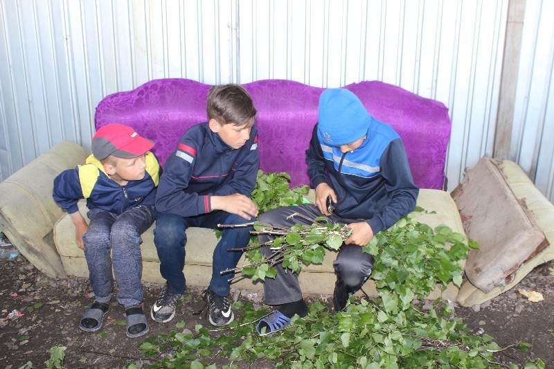 Вязать веники учатся с детства.