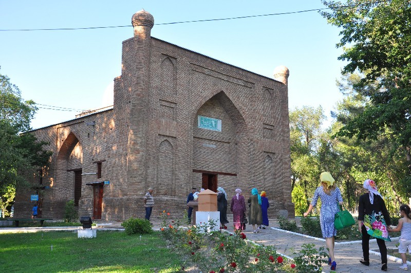 Сегодня мавзолей - место поклонения.