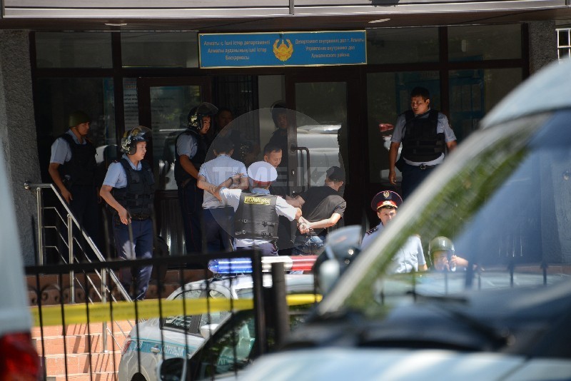 Задержанных доставляют в Алмалинское РУВД.