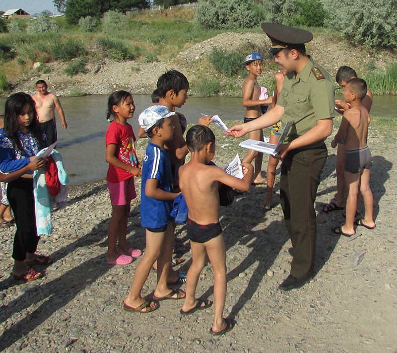 Участники рейда проводят разъяснительную работу.