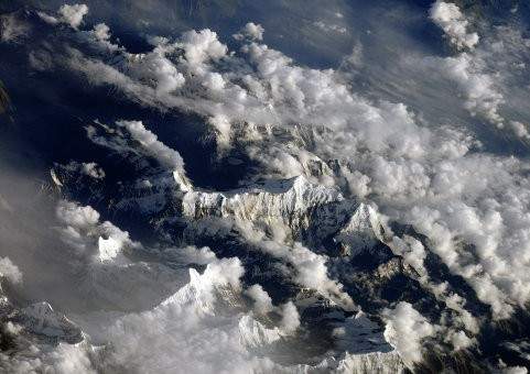 Самолет с 21 человеком на борту пропал с радаров в горах Непала