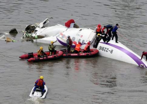 Число погибших при крушении самолета TransAsia в Тайване достигло 19