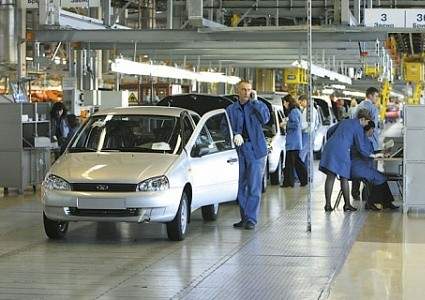 Российские автозаводы сокращают производство после обвала продаж