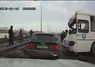 15 человек попали в ДТП при столкновении пассажирского автобуса с автокраном под Астаной (ВИДЕО)