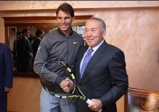 Известный теннисист Рафаэль Надаль подарил президенту РК Нурсултану Назарбаеву свою ракетку