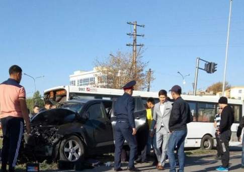 В Астане в результате столкновения иномарки с маршрутным автобусом погиб 11-летний мальчик, еще 3 человека пострадали