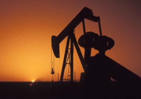 Цены на нефть снижаются на новостях из Китая и опасениях о переизбытке