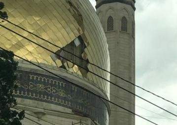 Купол мечети поврежден из-за сильного ветра в Алматы