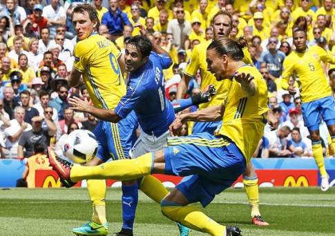Сборная Италии обыграла Швецию и вышла в плей-офф Евро-2016