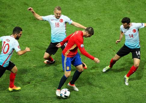 Сборная Испании разгромила Турцию и вышла в плей-офф Евро-2016