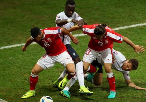  Сборная Швейцарии сыграла вничью с Францией и вышла в плей-офф Евро-2016