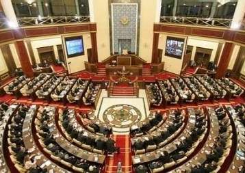 Парламент Казахстана принял поправки, предусматривающие увеличение пенсий и пособий
