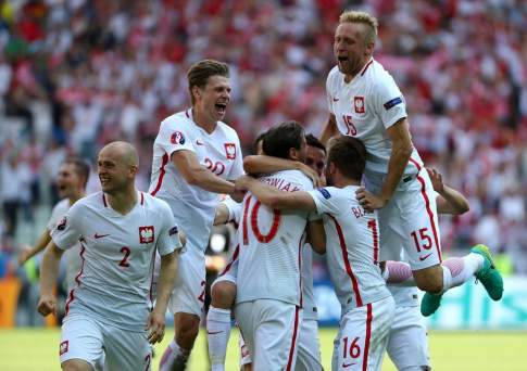 Сборная Польши обыграла Швейцарию в серии пенальти и вышла в 1/4 финала Евро-2016
