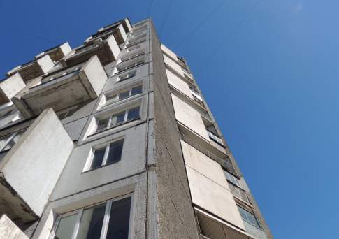 Полиция начала расследование по факту падения девушки с многоэтажного здания в Алматы