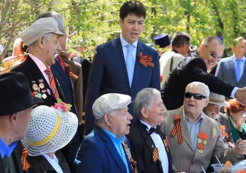9 мая министр Серик АБДЕНОВ вместе с ветеранами исполнил фронтовую песню 