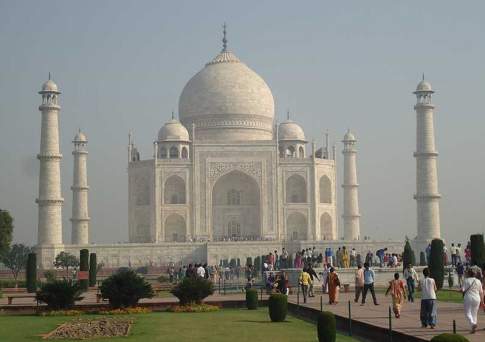 Индия запустила горячую линию для туристов на 12 языках