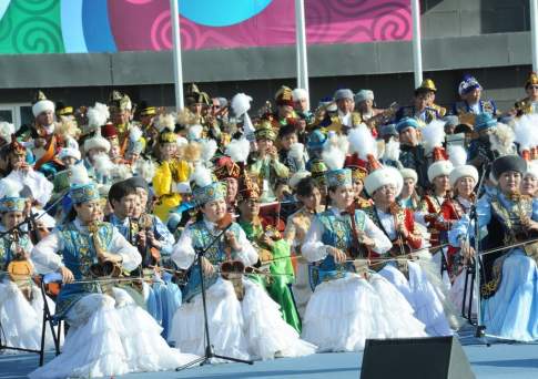 В Атырау оркестр из тысячи музыкантов исполнил произведения Курмангазы