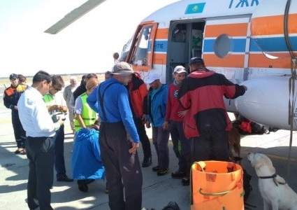 Пострадавших в горах Кыргызстана под камнепадом туристов отправили в Алматы