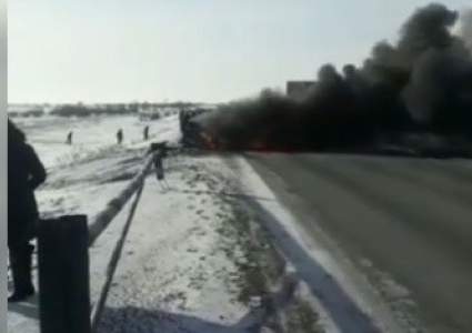 Дотла сгорело авто и четверо пострадали в ДТП на трассе Караганда-Шахтинск