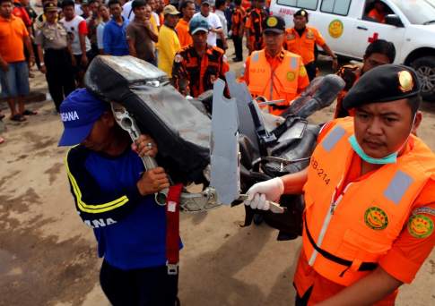 Власти Индонезии завершили операцию по поиску жертв катастрофы самолета AirAsia
