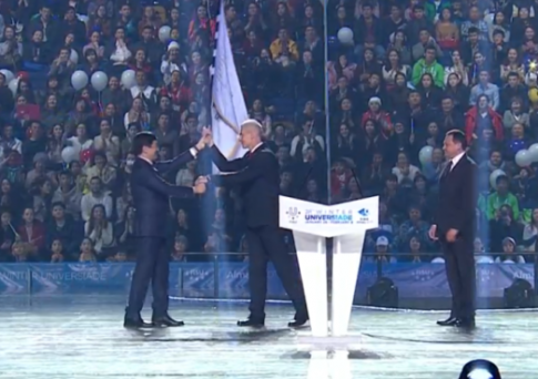 Красноярск получил флаг зимней Универсиады от Алматы