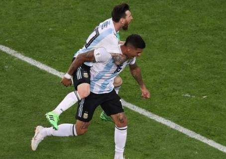 Первый мяч Месси и гол в концовке матча принесли Аргентине победу и выход в плей-офф ЧМ-2018