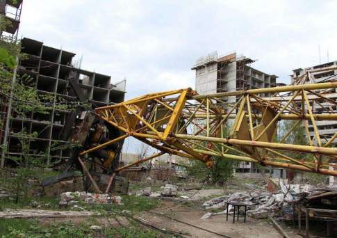 Число упавших во время урагана в Астане башенных кранов достигло двух
