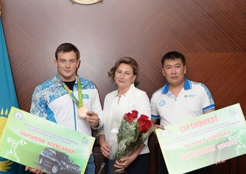 Олимпийскому призеру Зайчикову подарили внедорожник