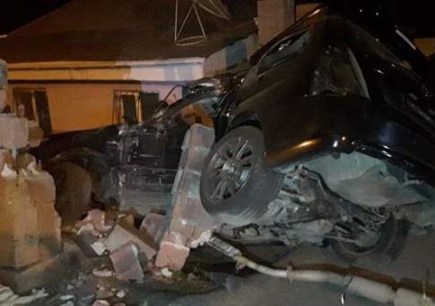 В Алматы иномарка врезалась в забор; водитель погиб