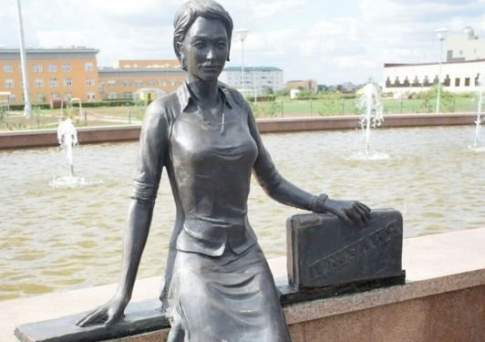 В Уральске установили скульптуру «Джулия» в память о Батырхане Шукенове