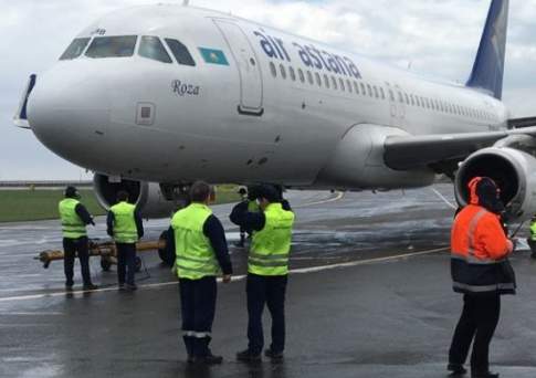 Самолет выкатился за пределы взлетно-посадочной полосы во время сильного шторма в Астане