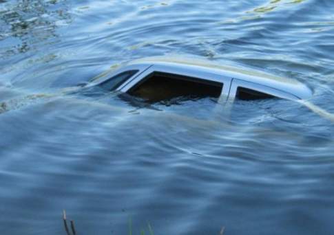 Мужчина скатился на автомобиле в озеро и утонул в ВКО