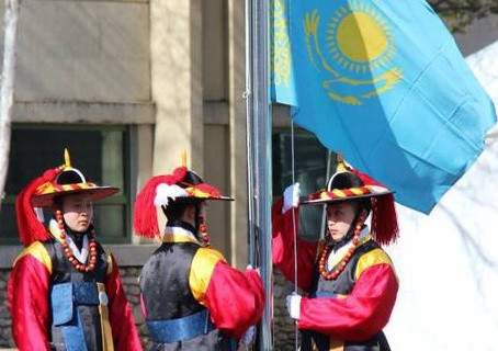 Флаг Казахстана поднят в Олимпийской деревне в Пхенчхане