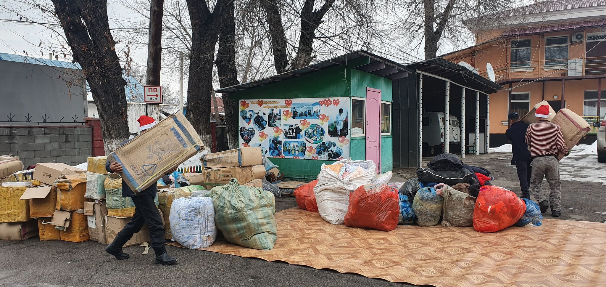 Таможенники подарили детям два прицепа конфискованных игрушек в Алматинской области – Фото №1 Таможенники подарили детям два прицепа конфискованных игрушек в Алматинской области – Фото №1