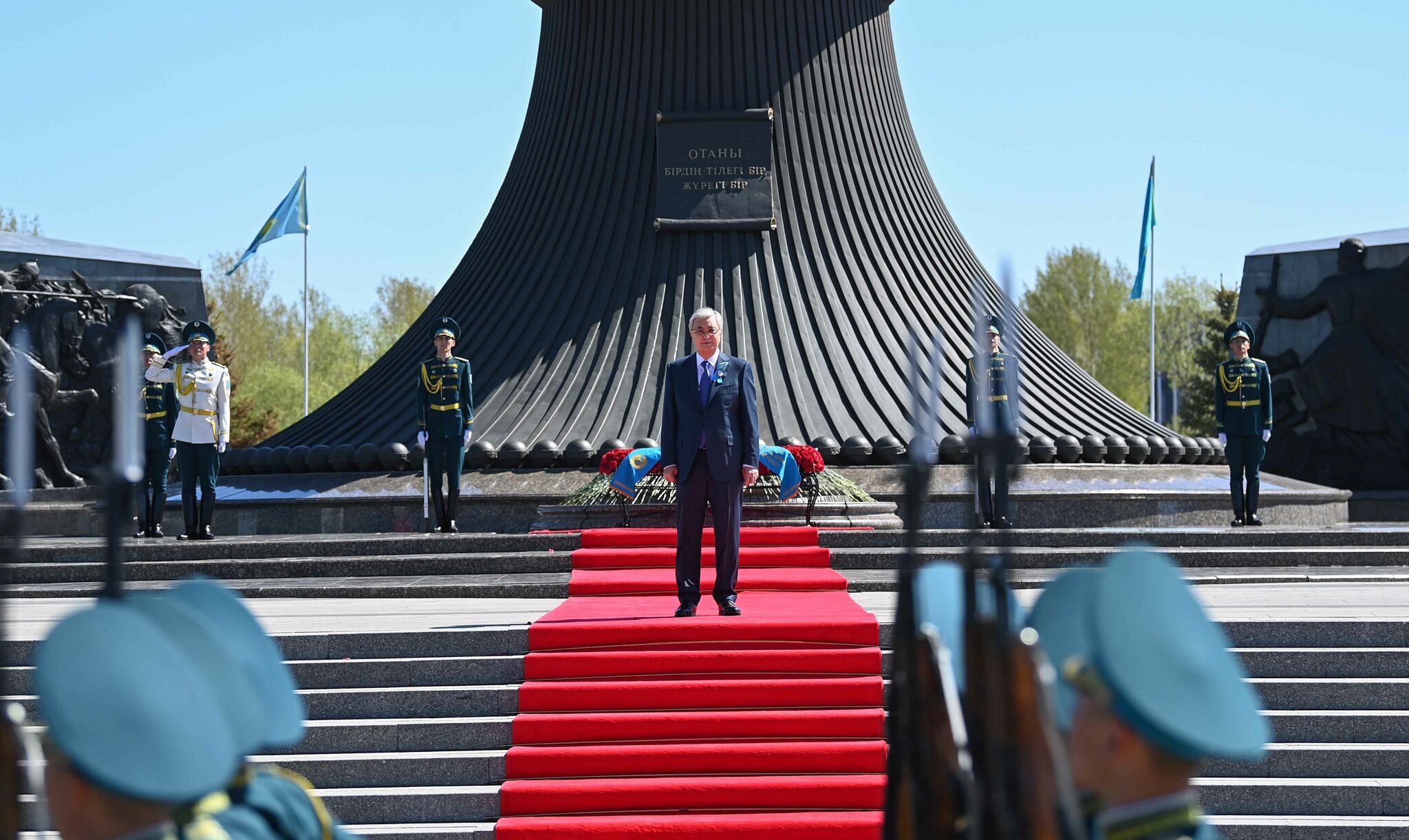 Президент возложил цветы к монументу «Отан Ана» – Фото №2 Президент возложил цветы к монументу «Отан Ана» – Фото №2