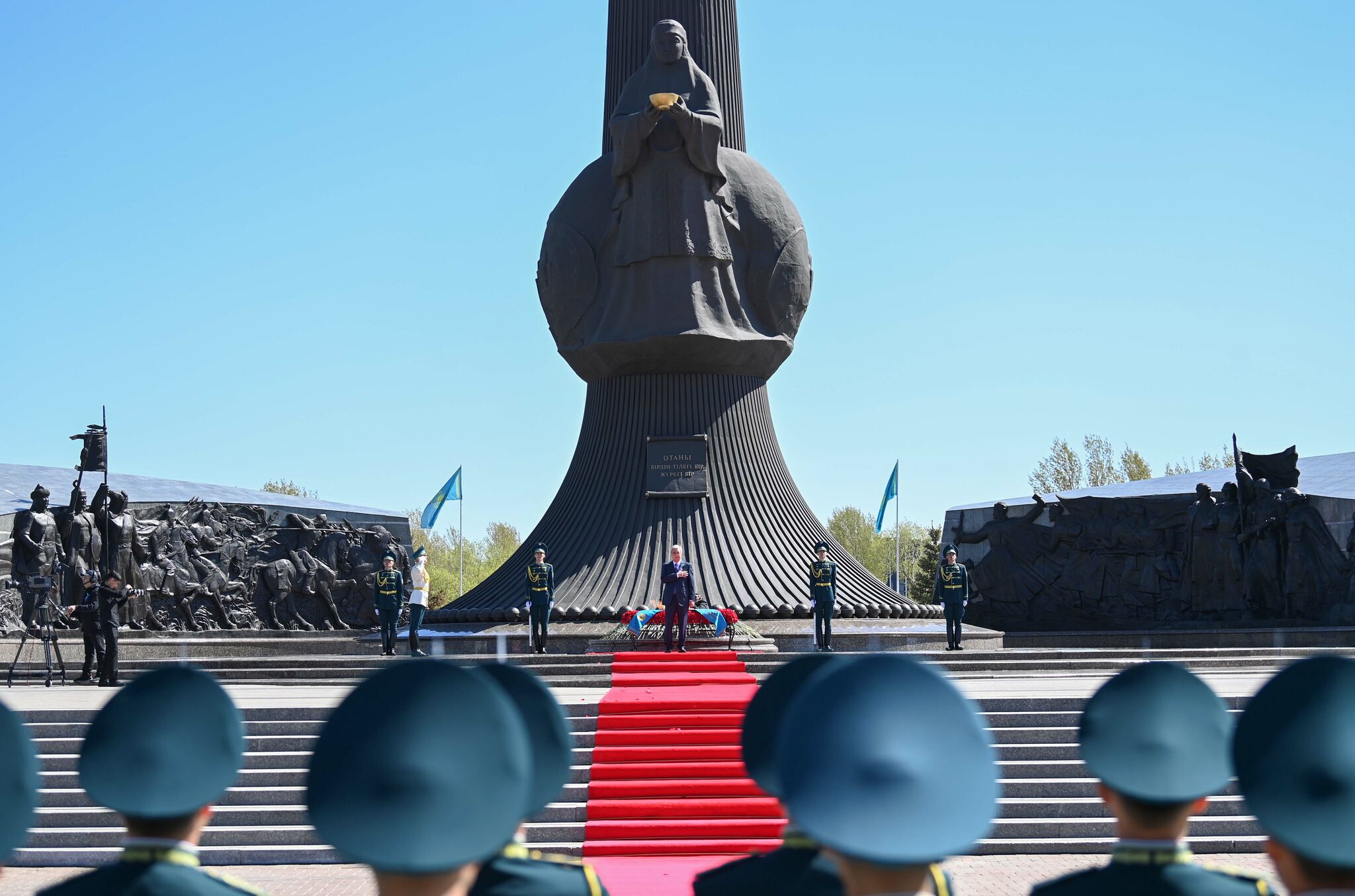 Президент возложил цветы к монументу «Отан Ана» – Фото №13 Президент возложил цветы к монументу «Отан Ана» – Фото №13