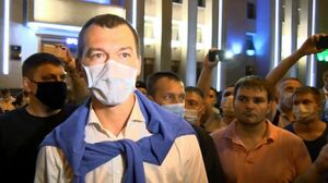 Врио вышел к митингующим