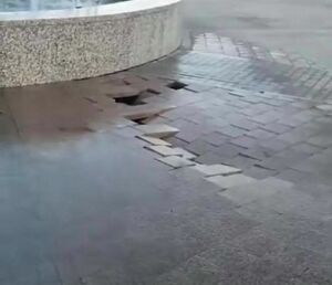 Не прошло и недели, как брусчатка слетела