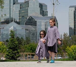 По подиуму  вприпрыжку