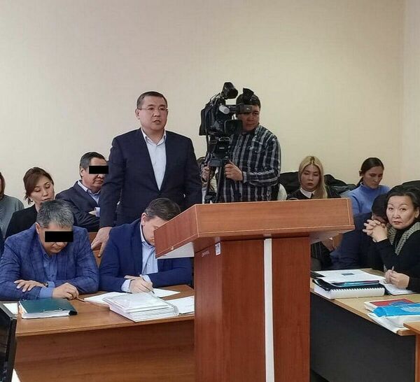 На дне