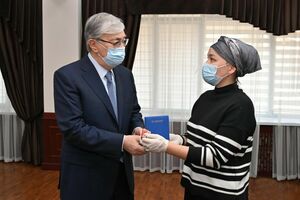 Токаев вручил ордена погибших в Алматы силовиков их родным