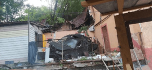 В ДТП с упавшим на крышу дома BMW в поселке Боралдай никто не пострадал