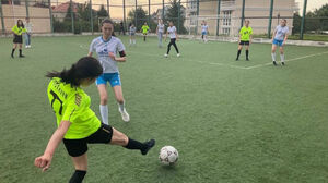 Длинные ноги на поле помеха