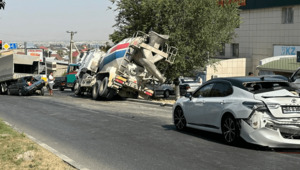 Бетономешалка врезалась в восемь авто на перекрестке в Шымкенте