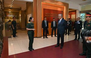 Президент посетил музей военной истории во Вьетнаме