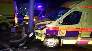 Один человек пострадал во время столкновения BMW и скорой помощи в Алматы