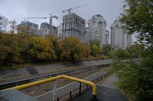 Где ЖК стоит  над речной волной...