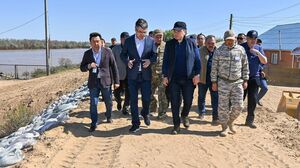 Олжас Бектенов проверил берегоукрепление жилых массивов Атырау в преддверии второго пика паводков
